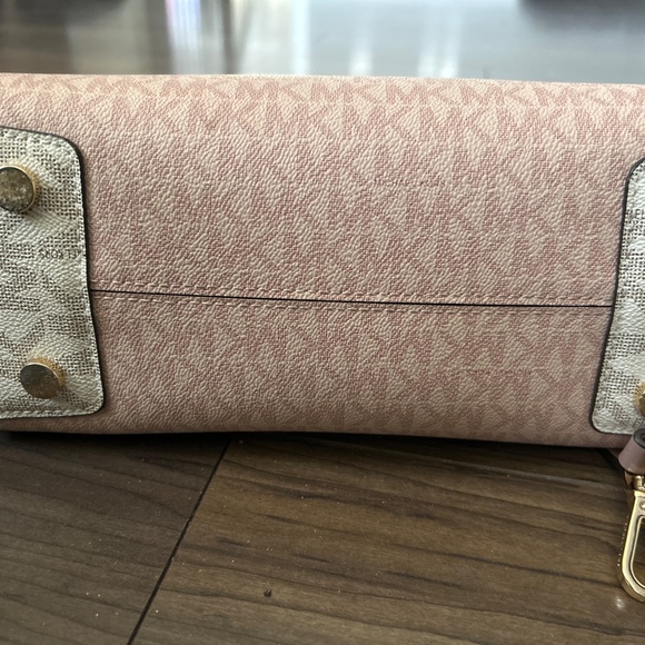 Michael kors purse - Picture 4 of 4